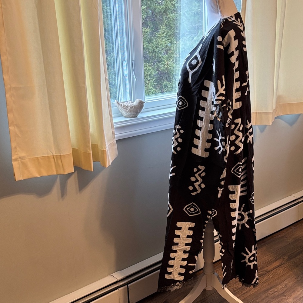 Fun Abstract Black and White Patterned Top - Picture 2 of 12